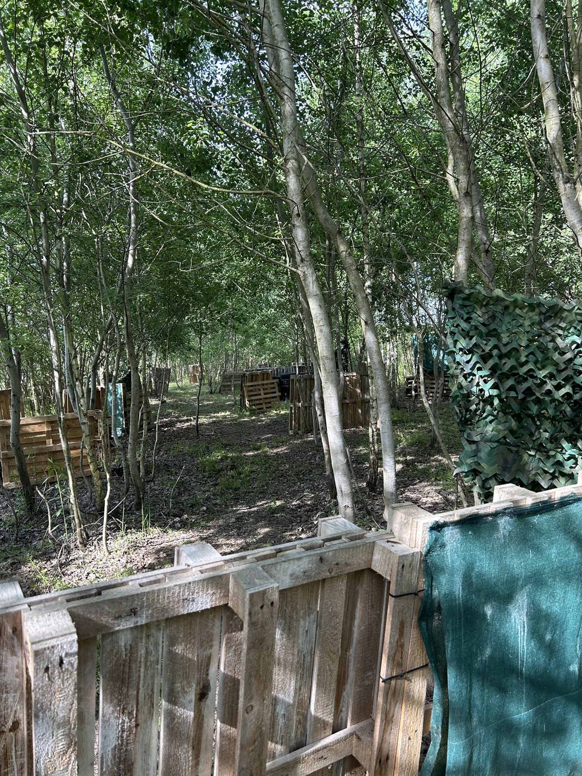 Zaklon na paintball terenu